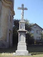 Kamenný kříž u kostela