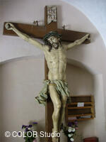 kříž v interiéru kostela